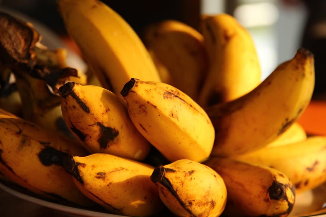 découvrez le contenu calorique de la banane et ses bienfaits pour la santé. apprenez comment cet aliment délicieux peut s'intégrer dans votre régime alimentaire tout en vous apportant énergie et nutriments essentiels.