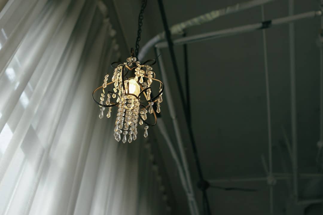 découvrez notre sélection de magnifiques chandeliers qui apporteront une touche d'élégance à votre intérieur. que ce soit pour un style contemporain ou vintage, trouvez le luminaire idéal pour illuminer vos espaces avec charme.