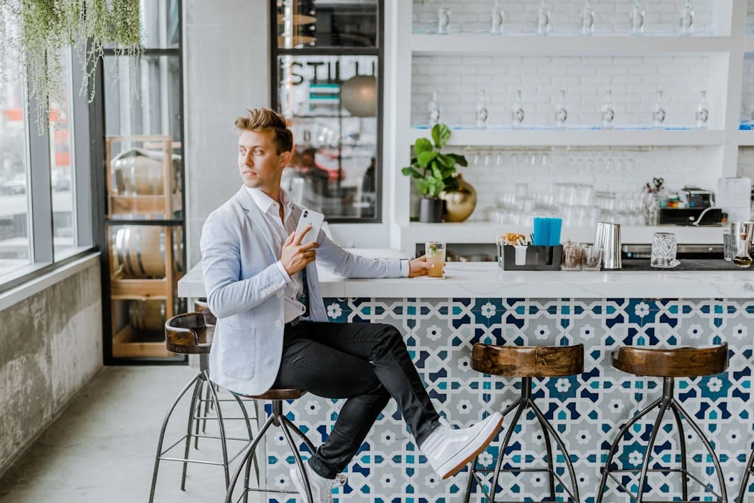 découvrez un espace de travail inspirant qui stimule la créativité et la productivité. profitez d'un environnement esthétique et fonctionnel, conçu pour favoriser l'innovation et le bien-être au travail.