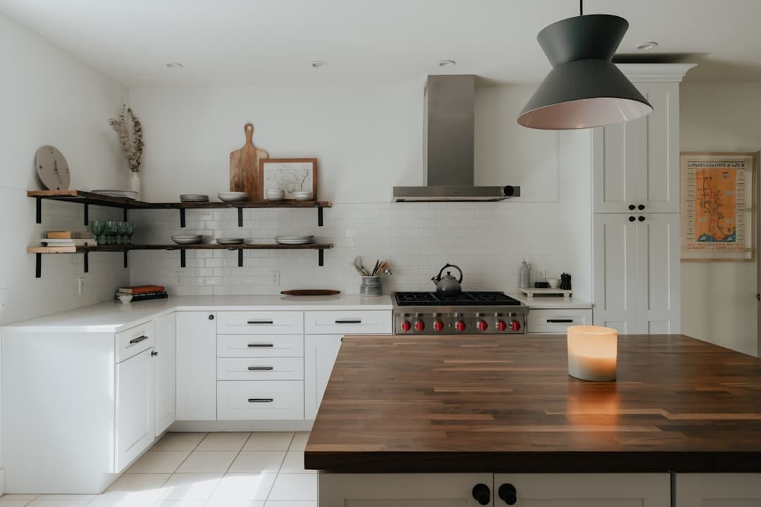 découvrez l'élégance et la fonctionnalité d'un îlot de cuisine. transformez votre espace de travail avec ce meuble central qui allie design moderne et praticité. idéal pour cuisiner, recevoir et créer des moments conviviaux en famille ou entre amis.