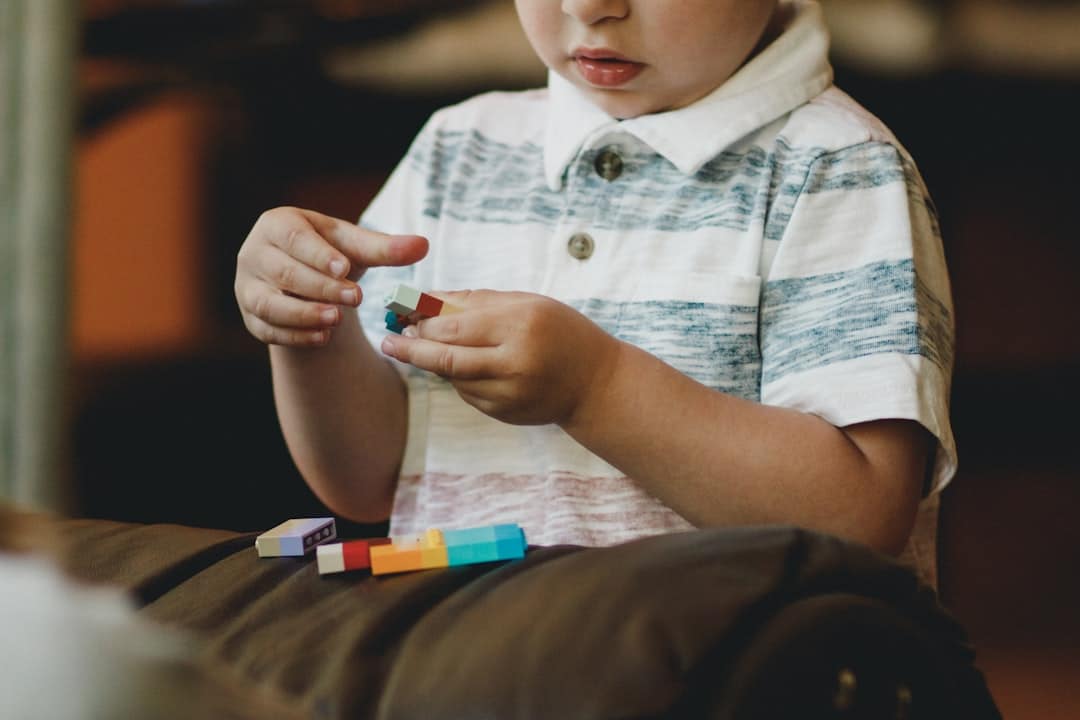 découvrez notre guide complet sur l'autisme, comprenant ses caractéristiques, les signes précoces, les approches de soutien et des ressources pour aider les familles et les professionnels à mieux comprendre et accompagner les personnes autistes.