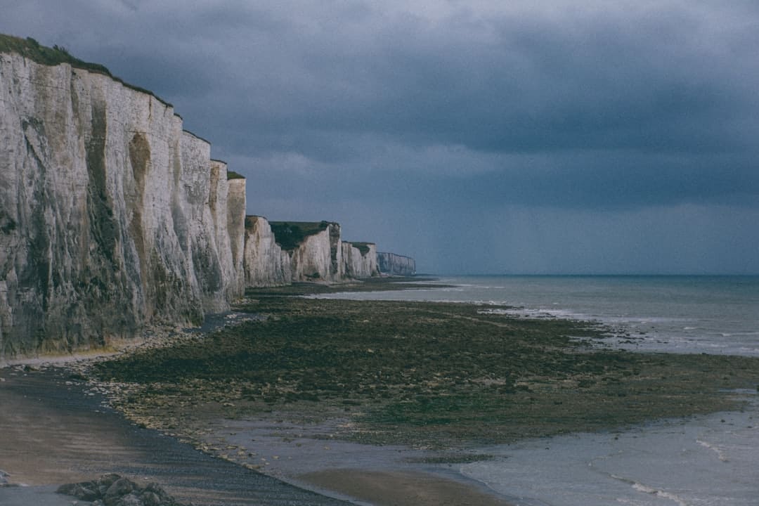 découvrez la picardie, une région riche en histoire et en paysages variés. des champs verdoyants aux plages de la côte picarde, explorez ses villages pittoresques, sa gastronomie savoureuse et ses monuments historiques, tout en profitant d'une atmosphère authentique et chaleureuse.