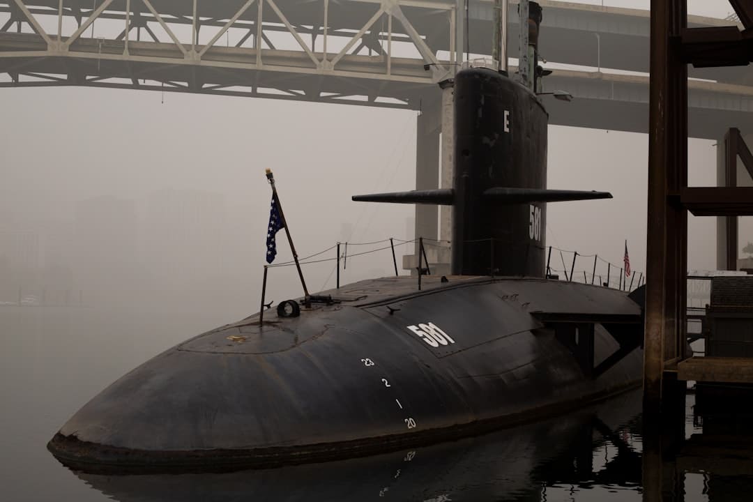 découvrez le monde fascinant des sous-marins, ces impressionnantes machines capables d'explorer les profondeurs océaniques. plongez dans leur technologie, leur histoire, et leurs missions tant militaires que scientifiques.