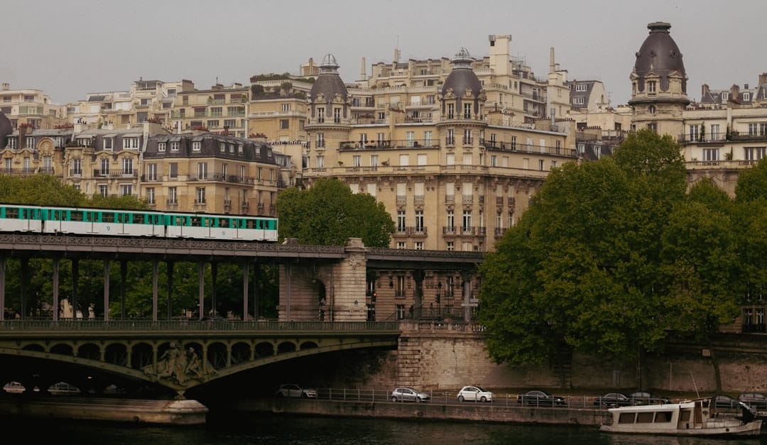 découvrez le réseau emblématique du métro parisien, ses lignes colorées et ses stations historiques. explorez la ville de la lumière avec facilité grâce à ce moyen de transport pratique et accessible qui vous relie aux principaux sites touristiques et quartiers animés de paris.