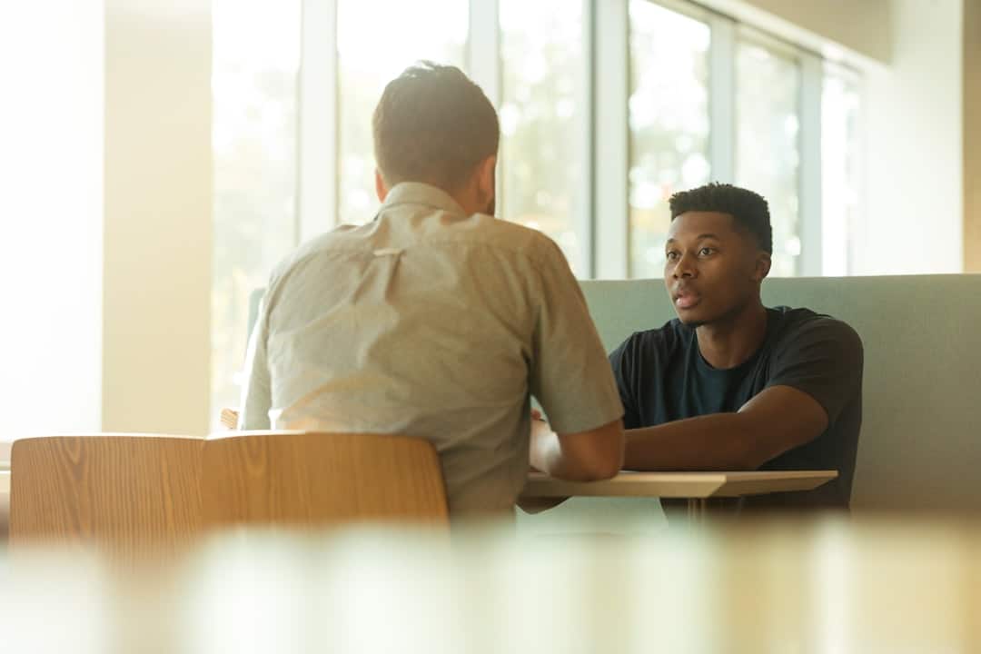 découvrez les clés de la négociation efficace : techniques, stratégies et conseils pratiques pour réussir vos échanges et atteindre vos objectifs. améliorez vos compétences en communication et devenez un négociateur aguerri.